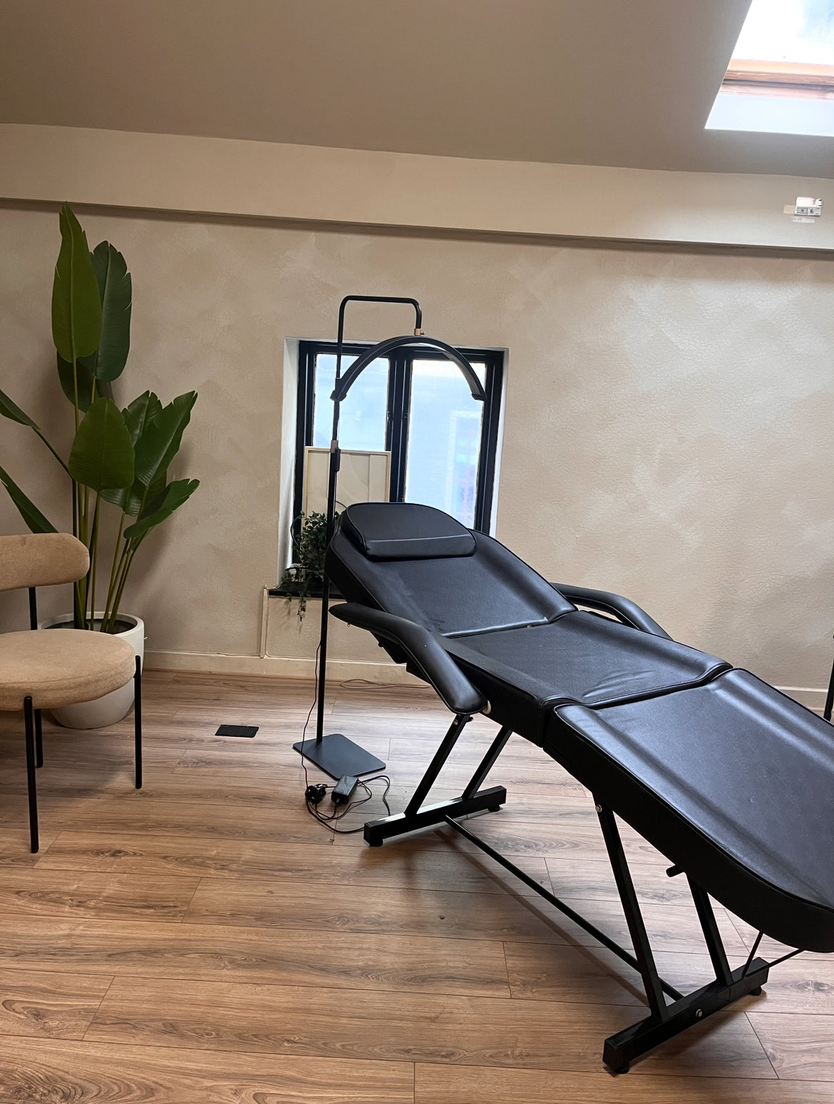 BED & NAIL STATION HIRE